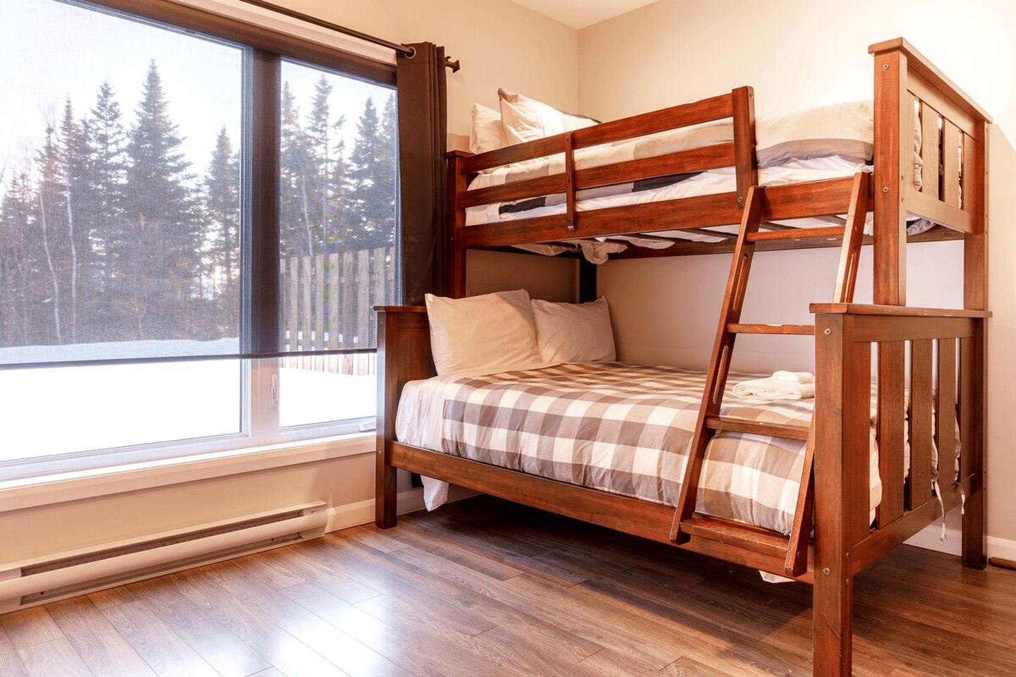 Impressive Cottage with Games, Barbecue and Hot-tub in Petite-Rivière-Saint-François, Quebec