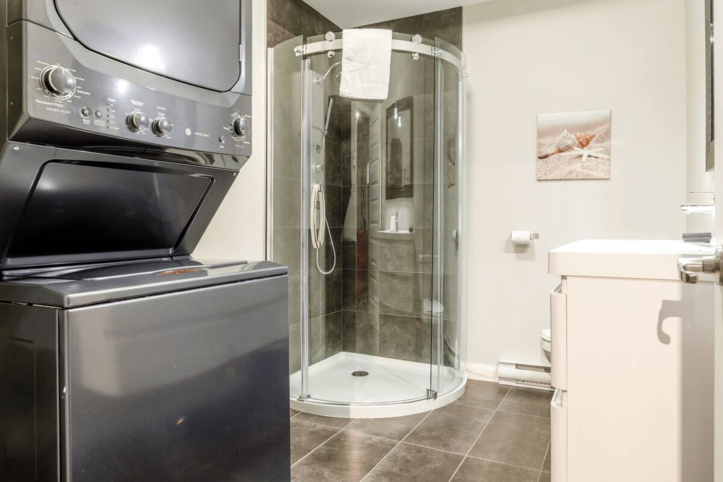 Impressive Cottage with Games, Barbecue and Hot-tub in Petite-Rivière-Saint-François, Quebec