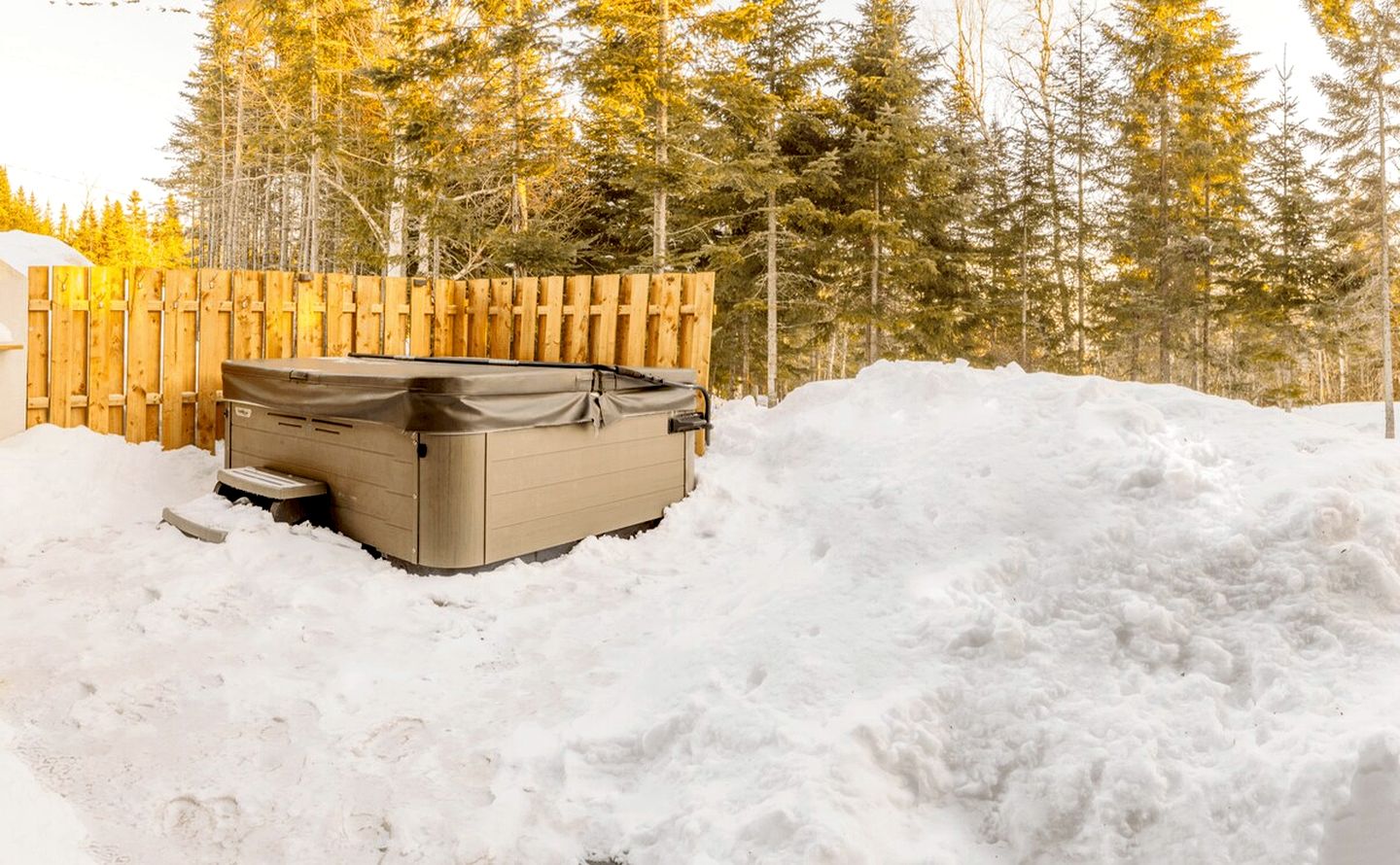 Impressive Cottage with Games, Barbecue and Hot-tub in Petite-Rivière-Saint-François, Quebec