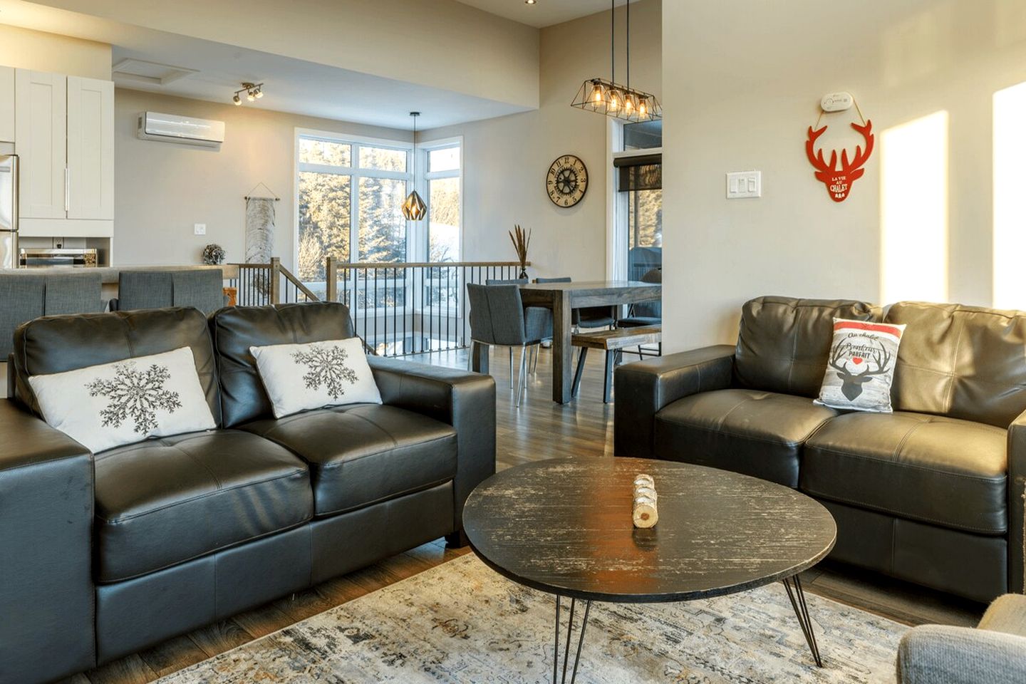Impressive Cottage with Games, Barbecue and Hot-tub in Petite-Rivière-Saint-François, Quebec