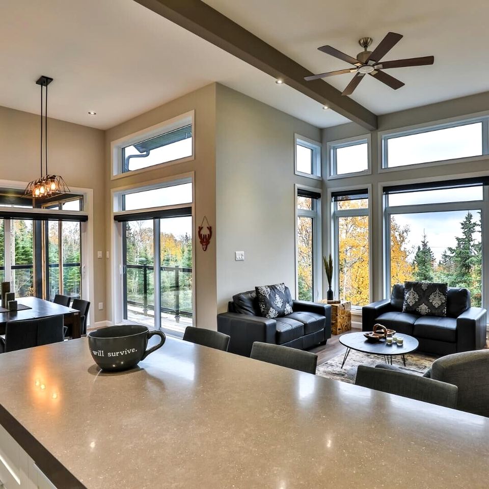 Impressive Cottage with Games, Barbecue and Hot-tub in Petite-Rivière-Saint-François, Quebec