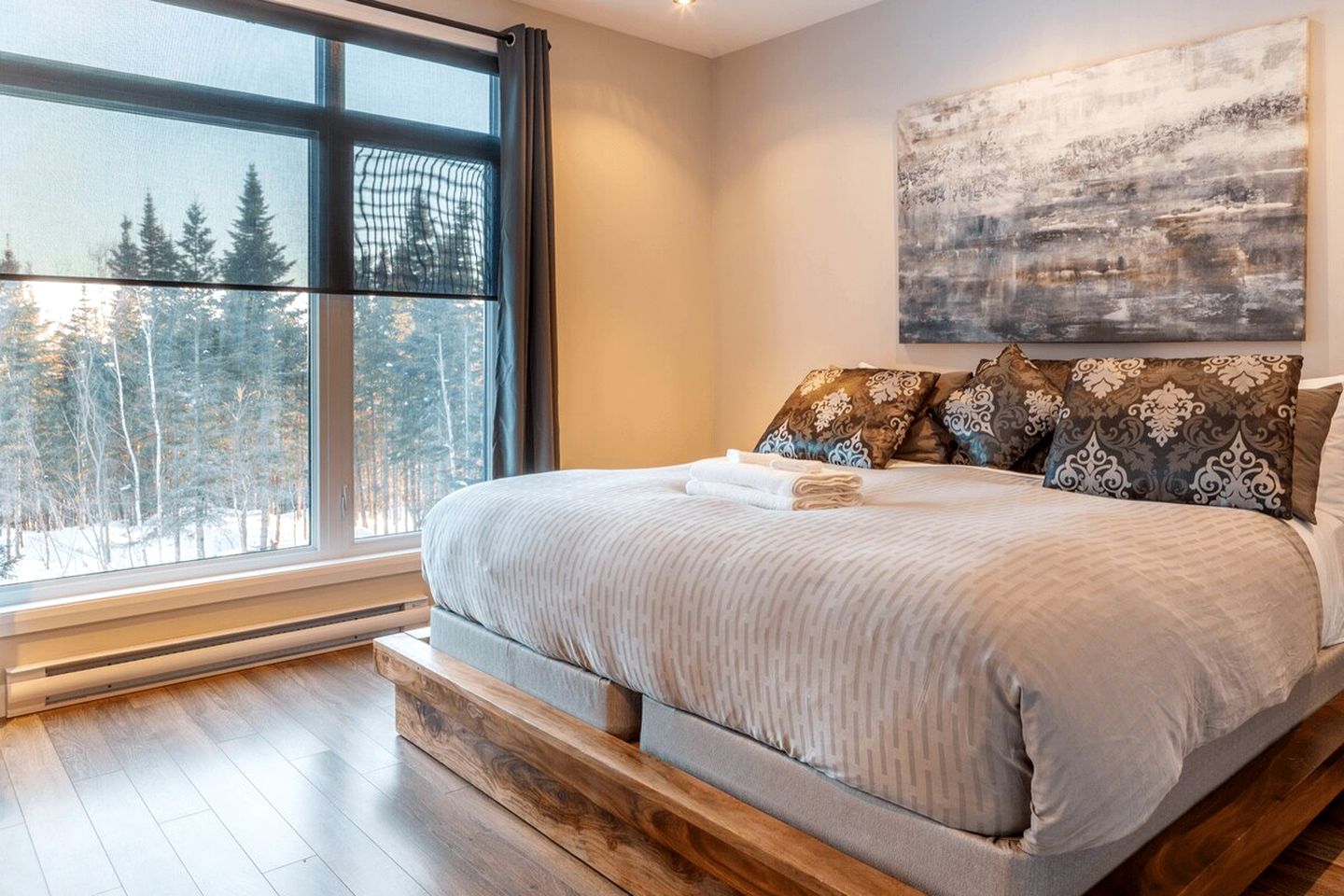 Impressive Cottage with Games, Barbecue and Hot-tub in Petite-Rivière-Saint-François, Quebec