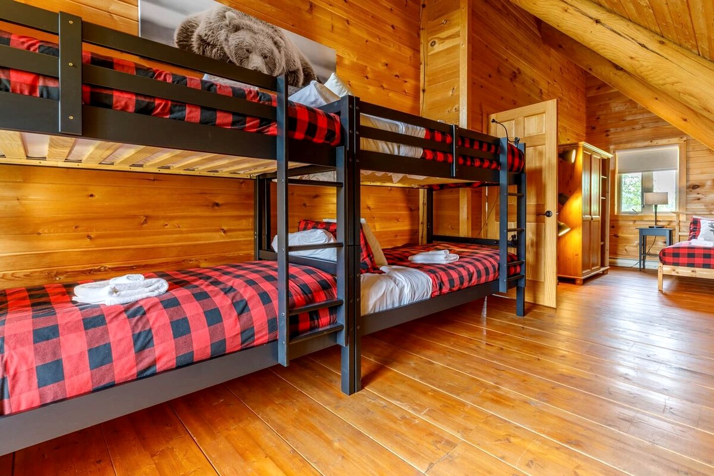 Cute Wooden Cottage Perfect for Groups in Quebec
