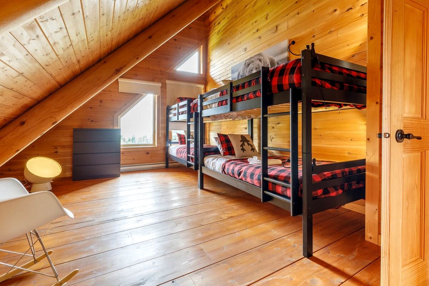 Cute Wooden Cottage Perfect for Groups in Quebec