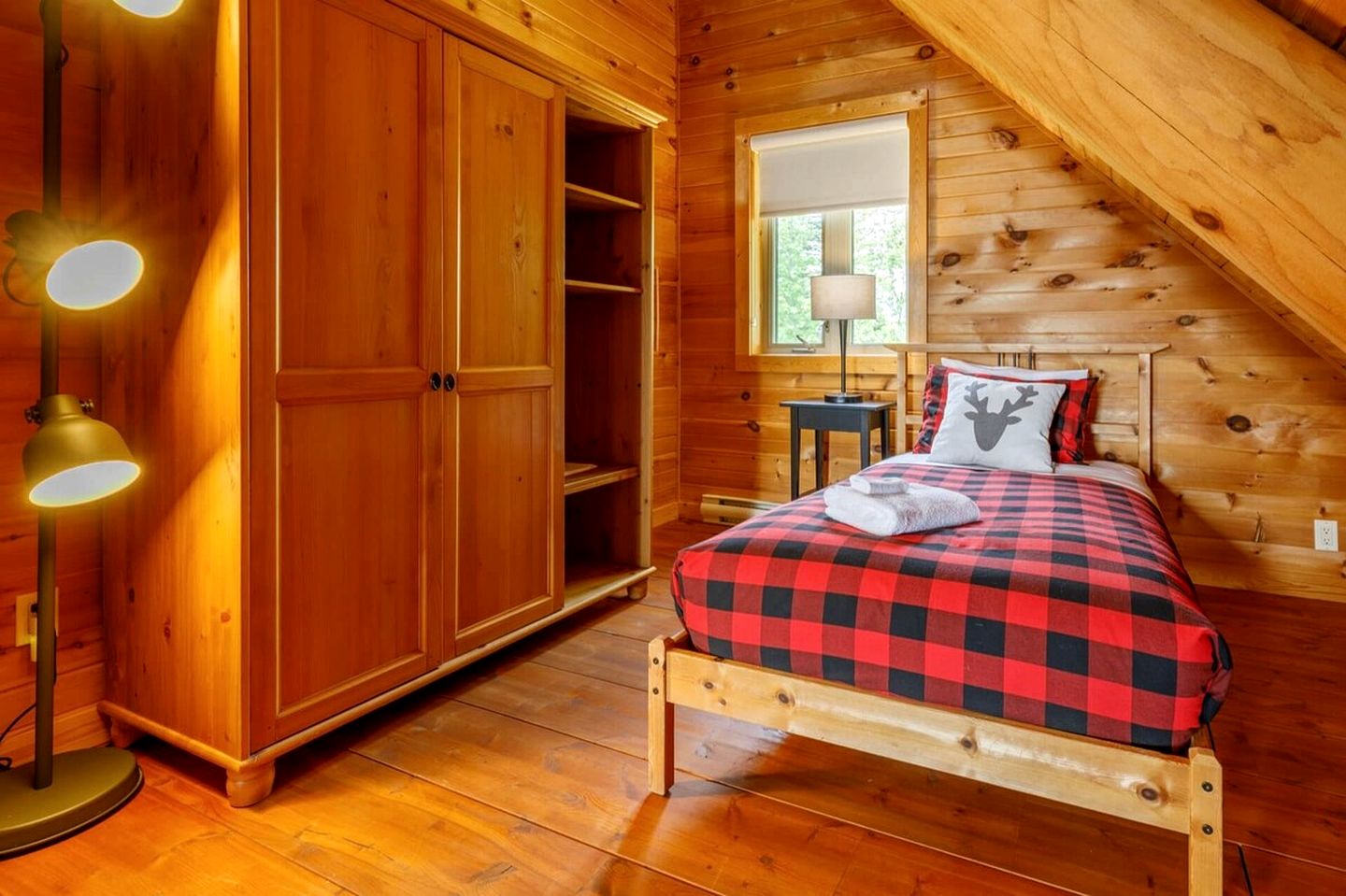 Cute Wooden Cottage Perfect for Groups in Quebec