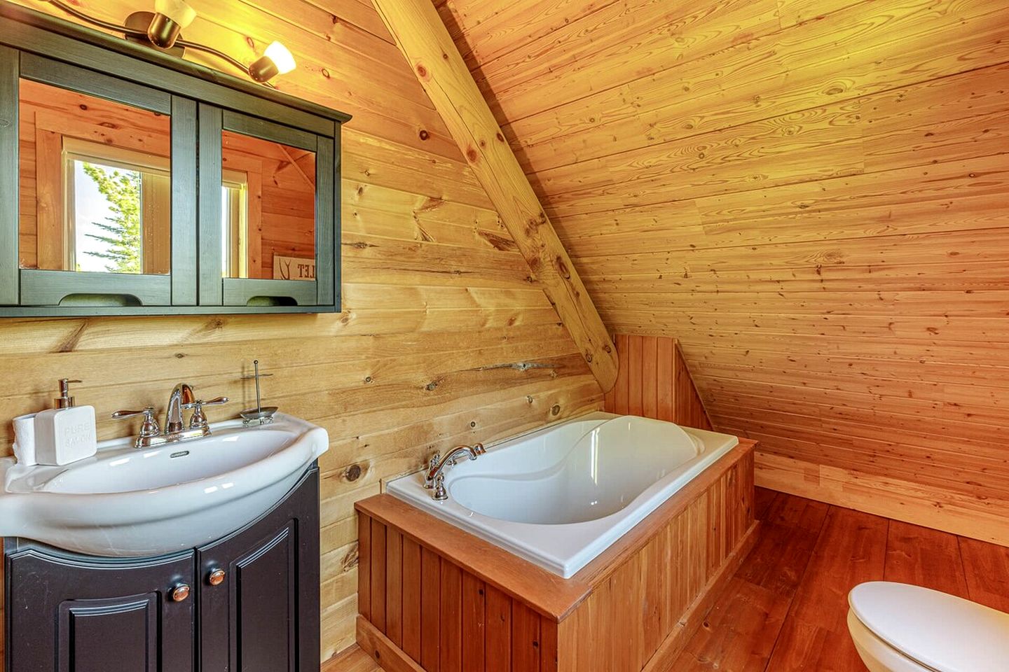 Cute Wooden Cottage Perfect for Groups in Quebec