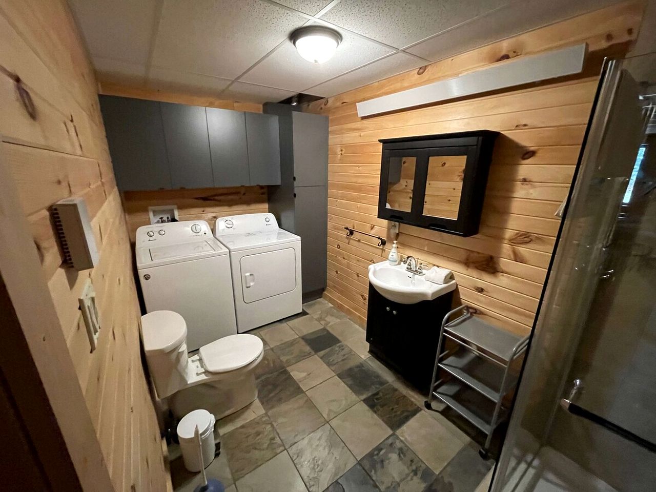 Cute Wooden Cottage Perfect for Groups in Quebec