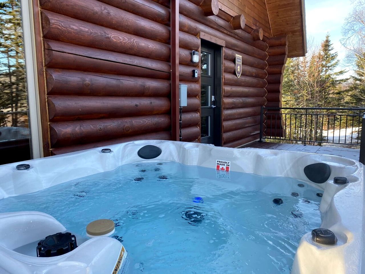 Cute Wooden Cottage Perfect for Groups in Quebec