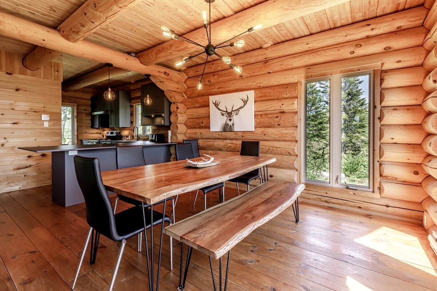 Cute Wooden Cottage Perfect for Groups in Quebec