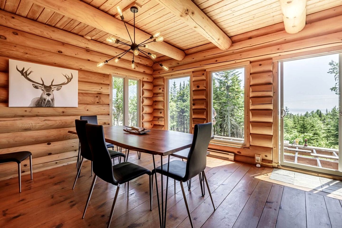 Cute Wooden Cottage Perfect for Groups in Quebec