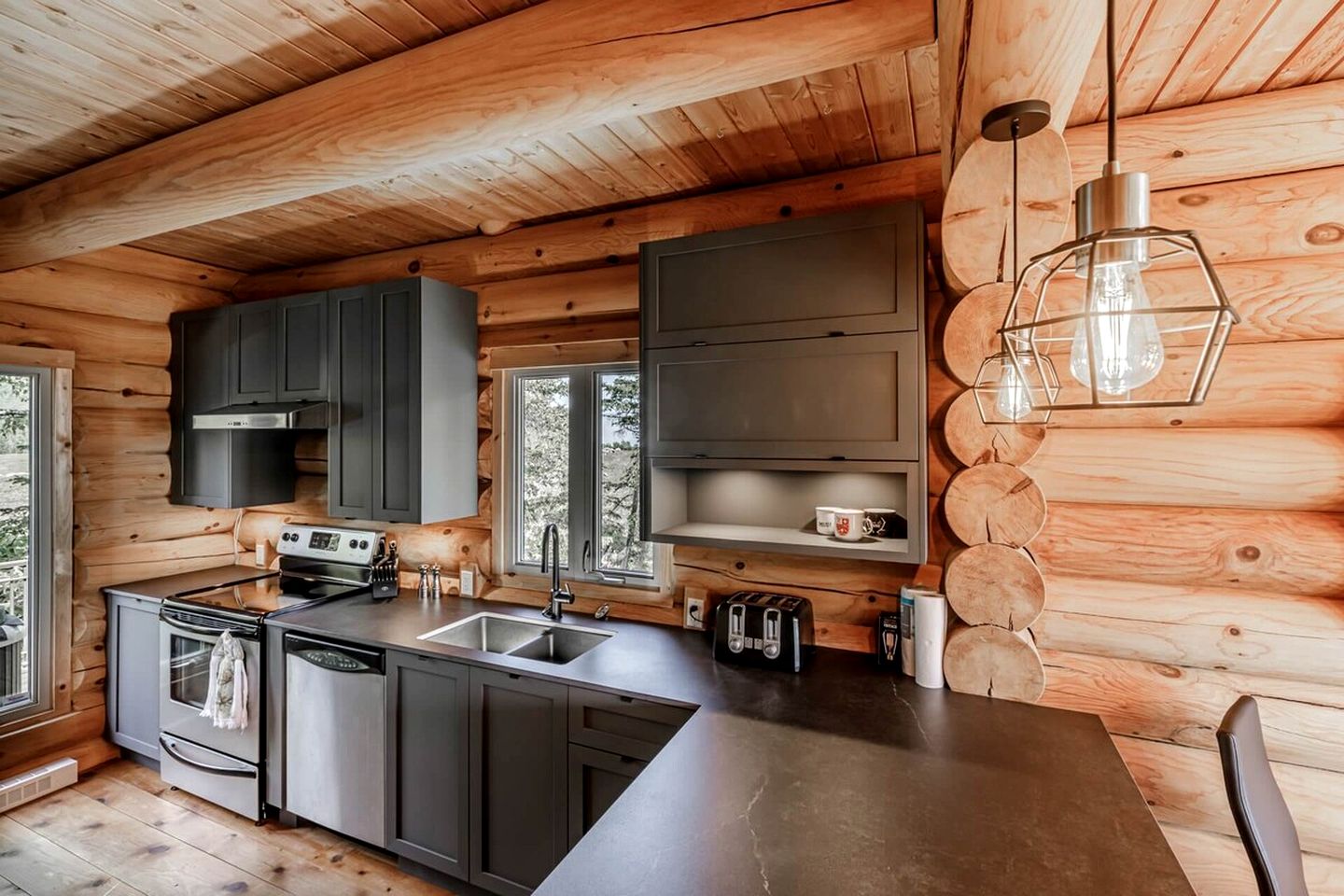 Cute Wooden Cottage Perfect for Groups in Quebec
