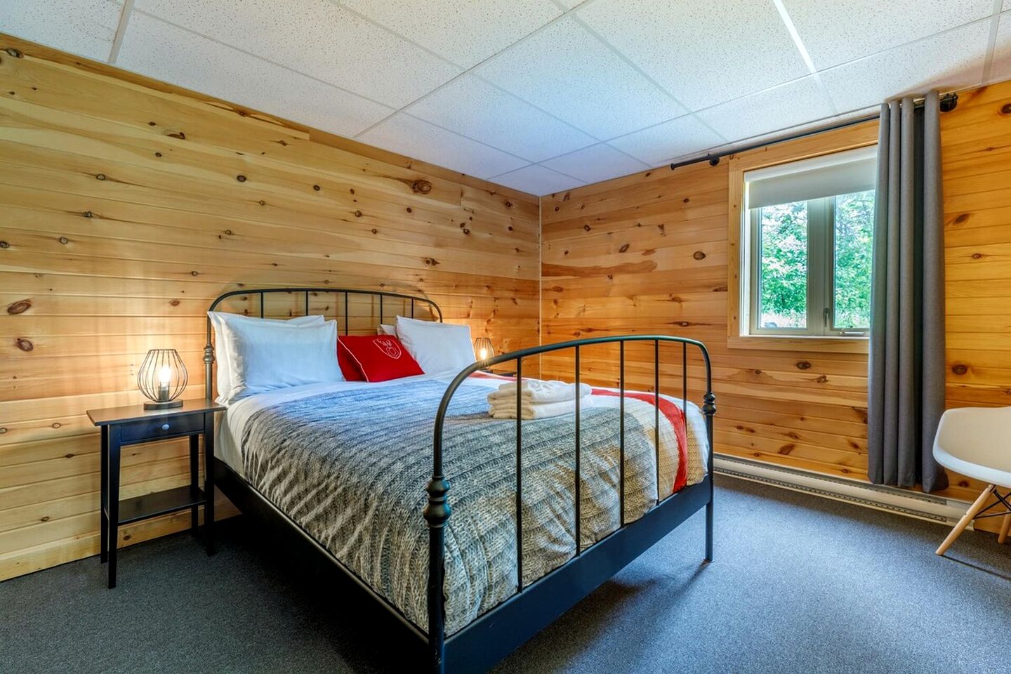 Cute Wooden Cottage Perfect for Groups in Quebec