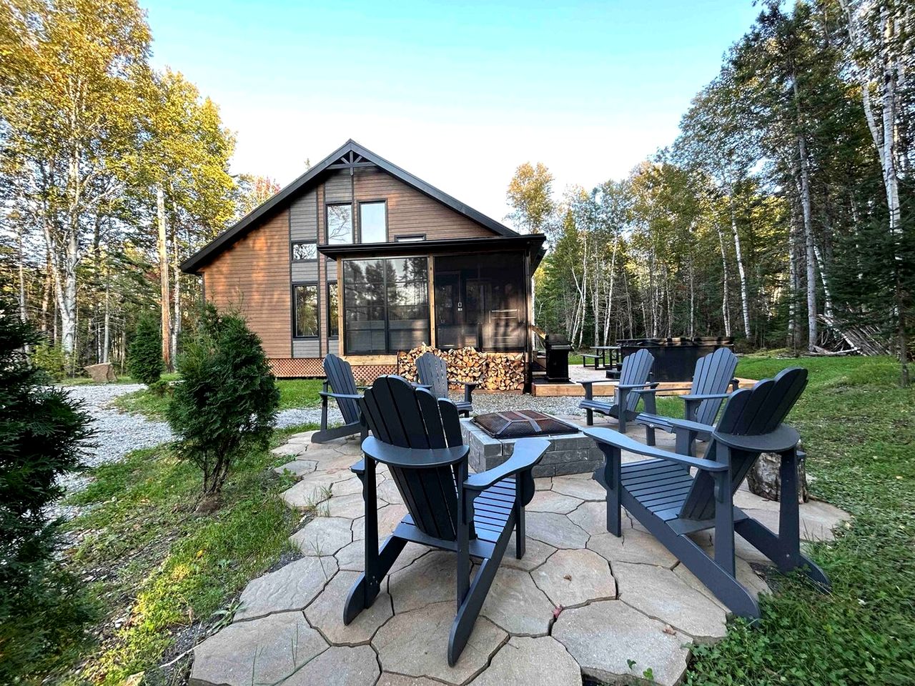 Stylish Pet-Friendly Vacation Cabin with Fire Pit and Hot Tub near Baie-St-Paul, Quebec