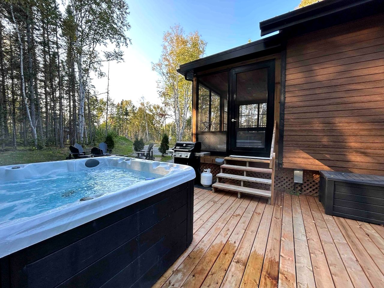 Stylish Pet-Friendly Vacation Cabin with Fire Pit and Hot Tub near Baie-St-Paul, Quebec