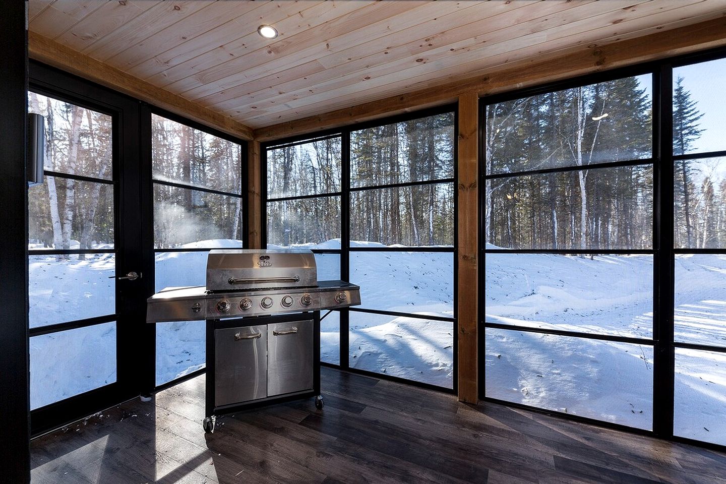 Stylish Pet-Friendly Vacation Cabin with Fire Pit and Hot Tub near Baie-St-Paul, Quebec