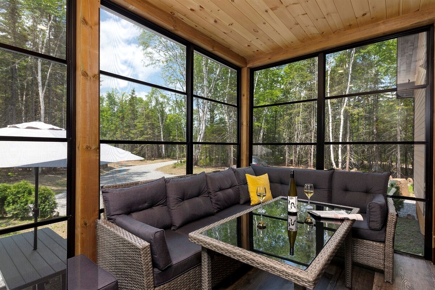 Stylish Pet-Friendly Vacation Cabin with Fire Pit and Hot Tub near Baie-St-Paul, Quebec