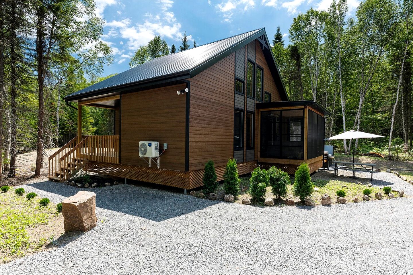 Stylish Pet-Friendly Vacation Cabin with Fire Pit and Hot Tub near Baie-St-Paul, Quebec
