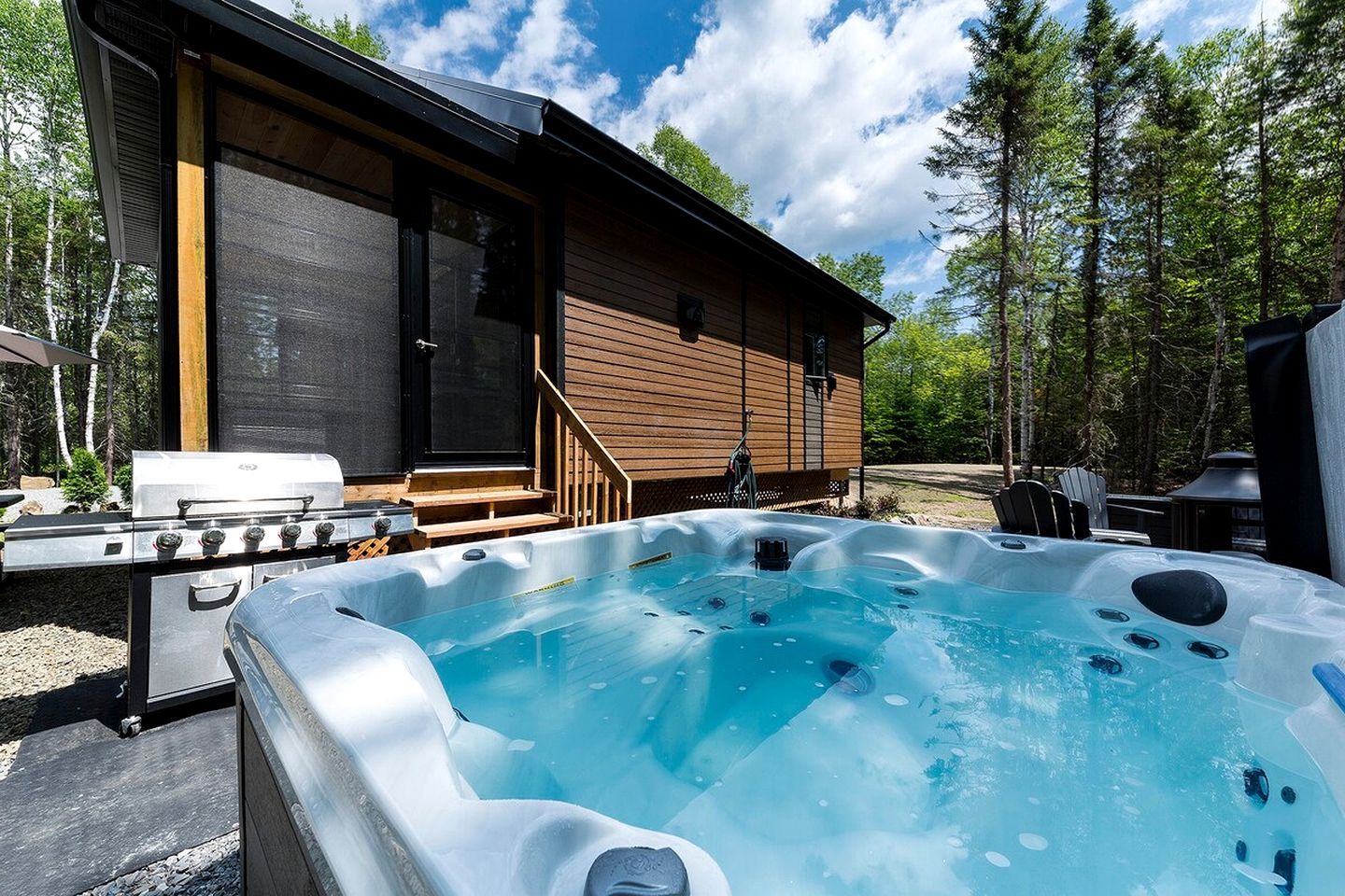 Stylish Pet-Friendly Vacation Cabin with Fire Pit and Hot Tub near Baie-St-Paul, Quebec