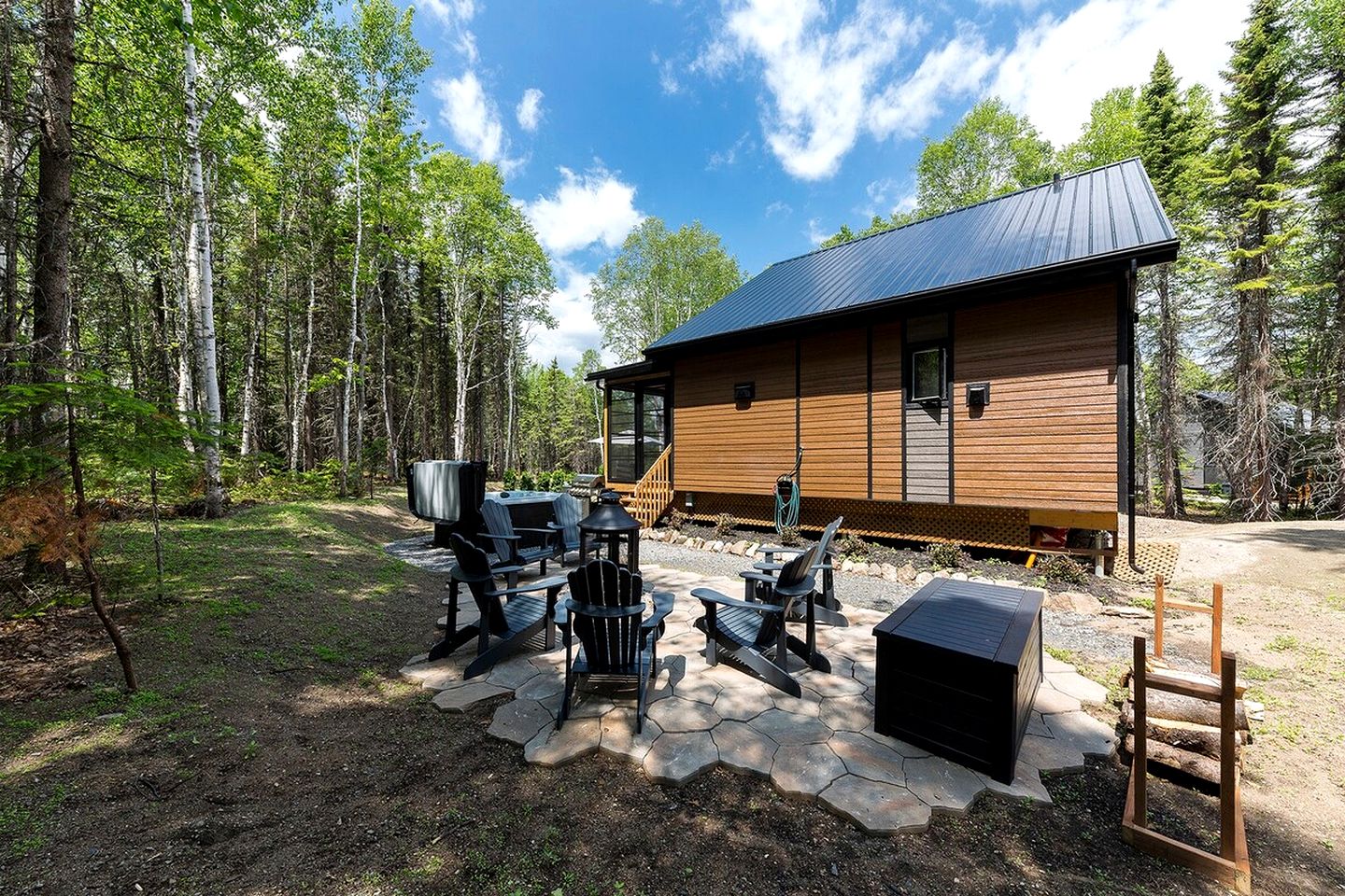 Stylish Pet-Friendly Vacation Cabin with Fire Pit and Hot Tub near Baie-St-Paul, Quebec