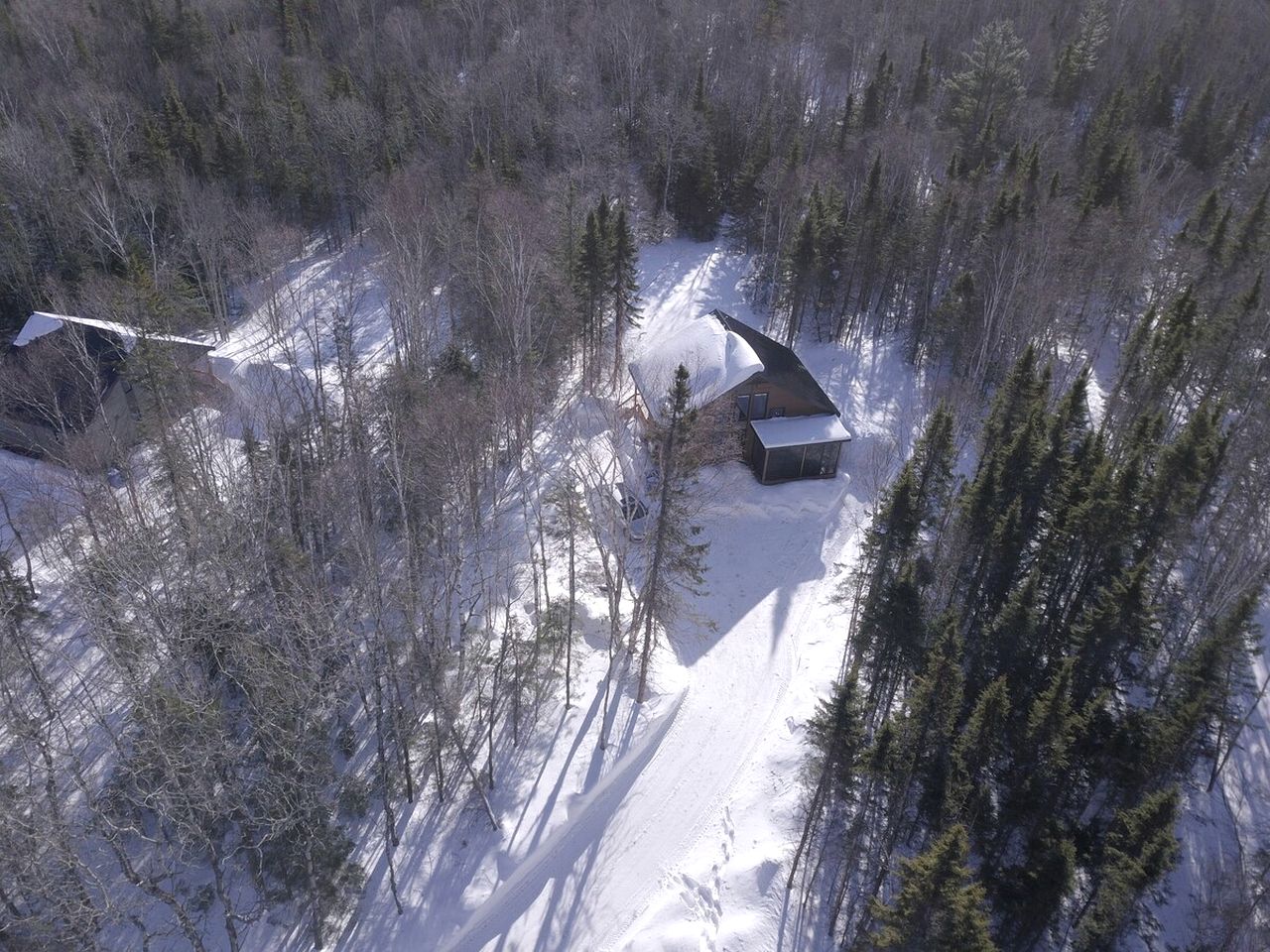 Stylish Pet-Friendly Vacation Cabin with Fire Pit and Hot Tub near Baie-St-Paul, Quebec