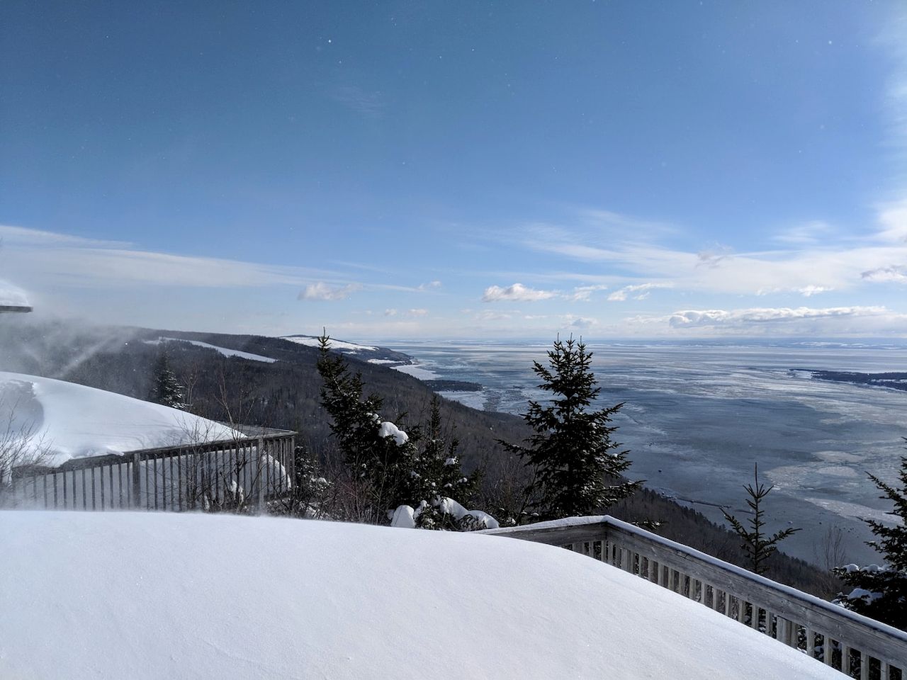 Stylish Pet-Friendly Vacation Cabin with Fire Pit and Hot Tub near Baie-St-Paul, Quebec