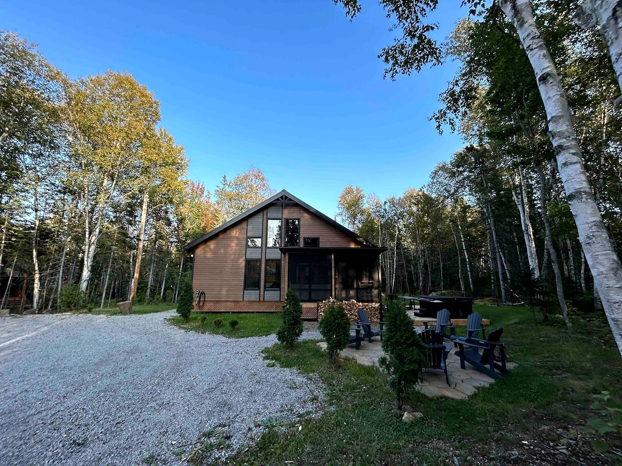 Stylish Pet-Friendly Vacation Cabin with Fire Pit and Hot Tub near Baie-St-Paul, Quebec