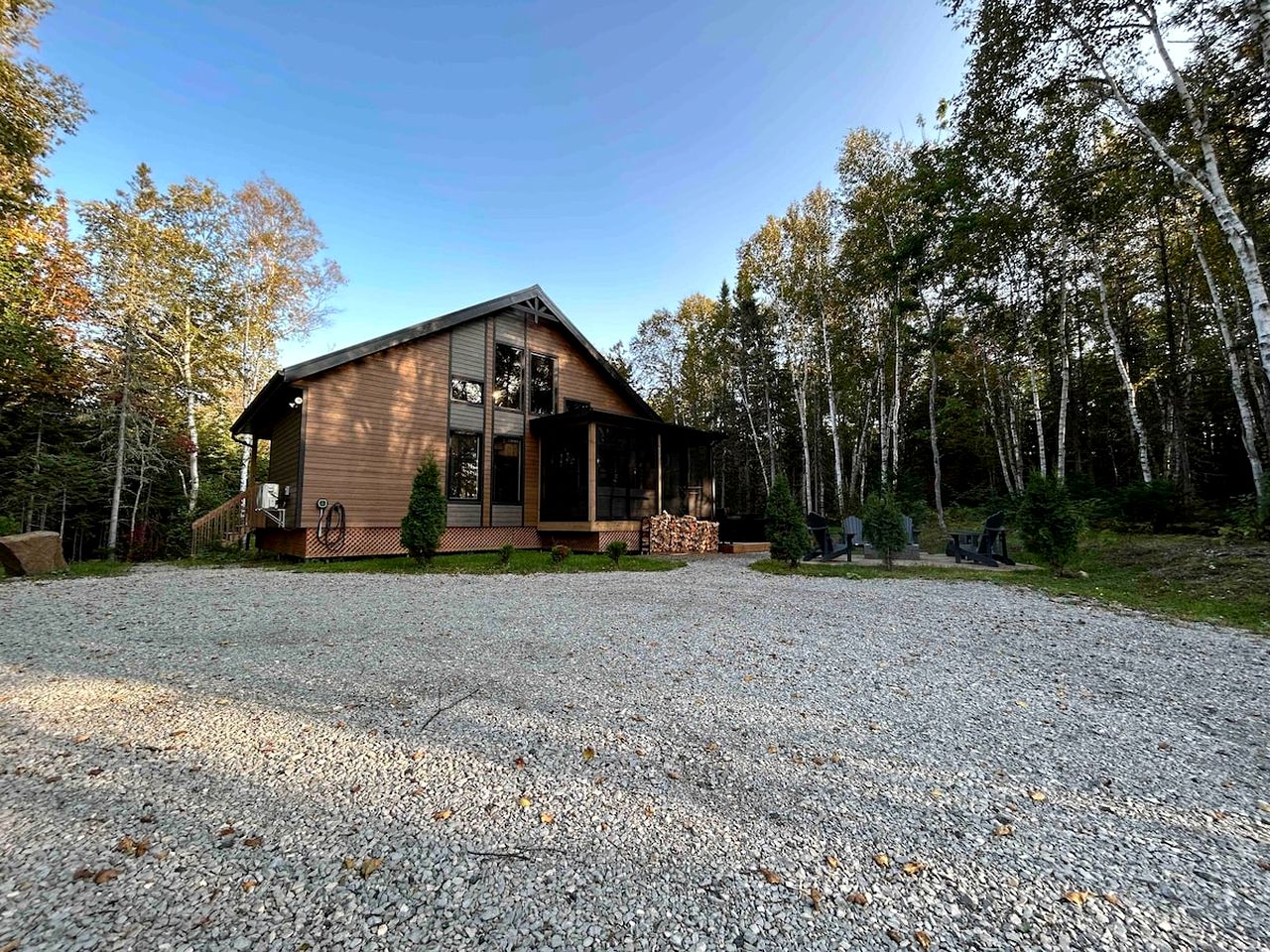 Stylish Pet-Friendly Vacation Cabin with Fire Pit and Hot Tub near Baie-St-Paul, Quebec