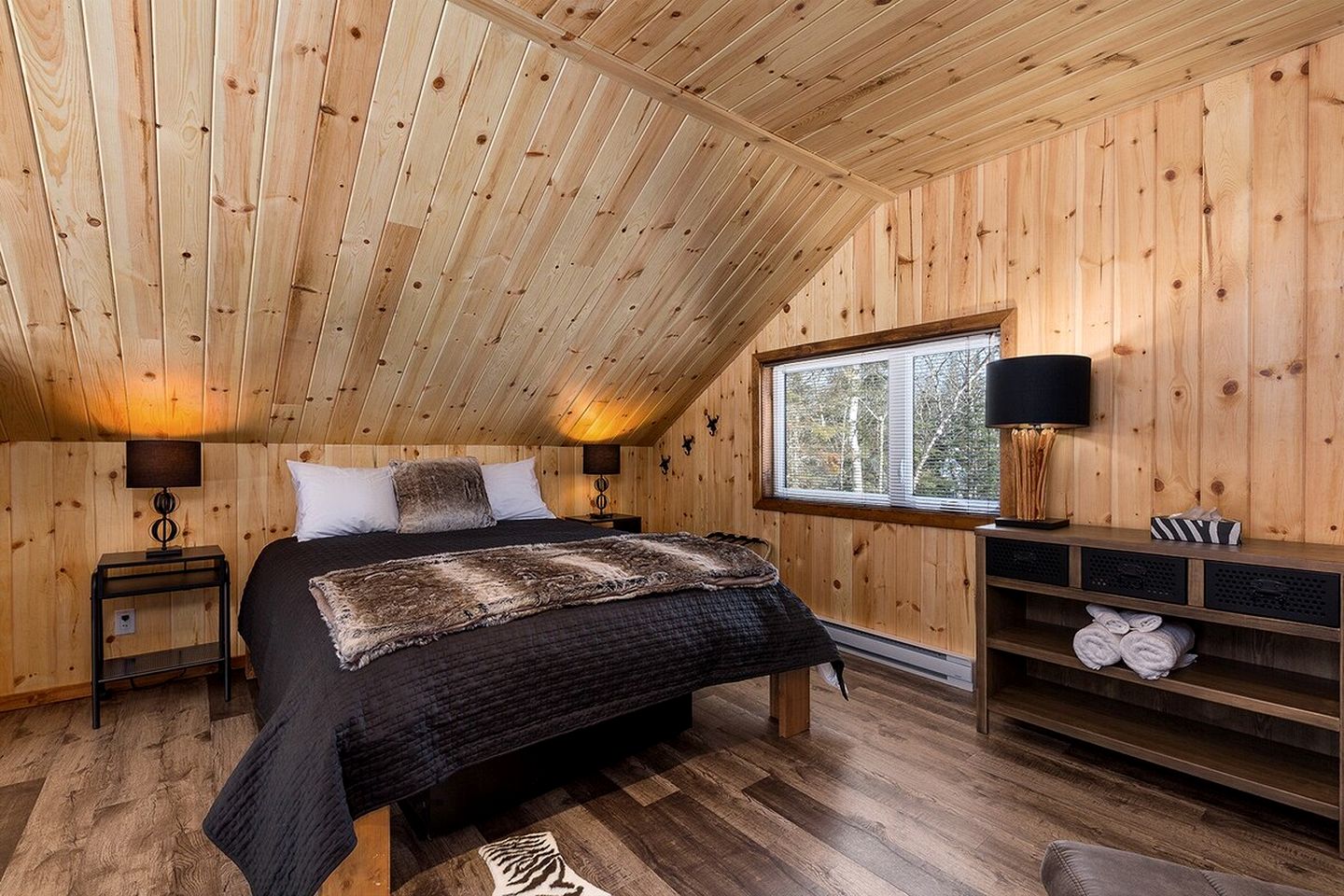 Stylish Pet-Friendly Vacation Cabin with Fire Pit and Hot Tub near Baie-St-Paul, Quebec