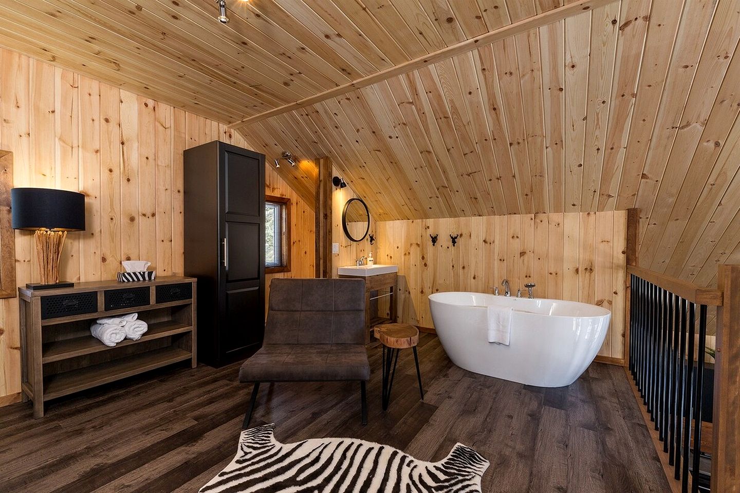 Stylish Pet-Friendly Vacation Cabin with Fire Pit and Hot Tub near Baie-St-Paul, Quebec