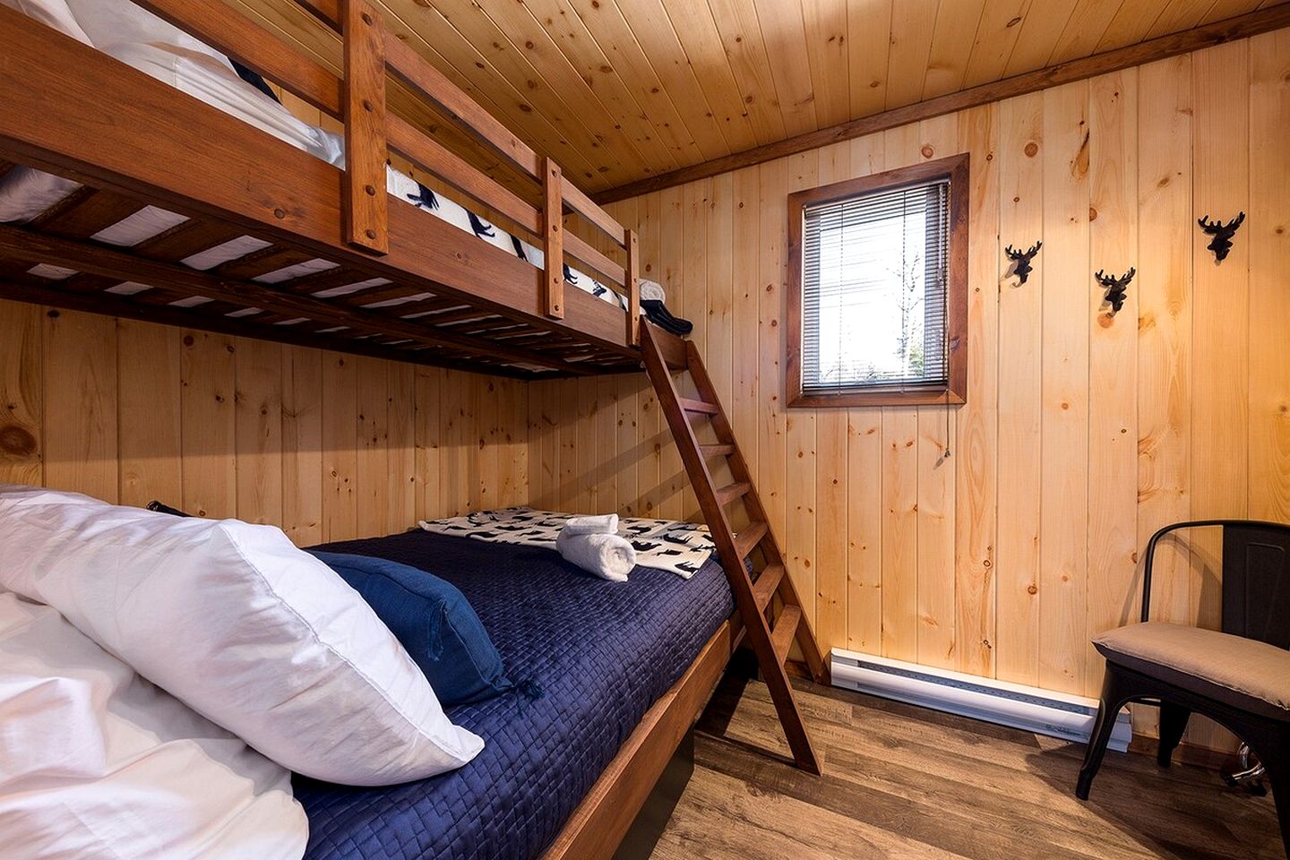 Stylish Pet-Friendly Vacation Cabin with Fire Pit and Hot Tub near Baie-St-Paul, Quebec