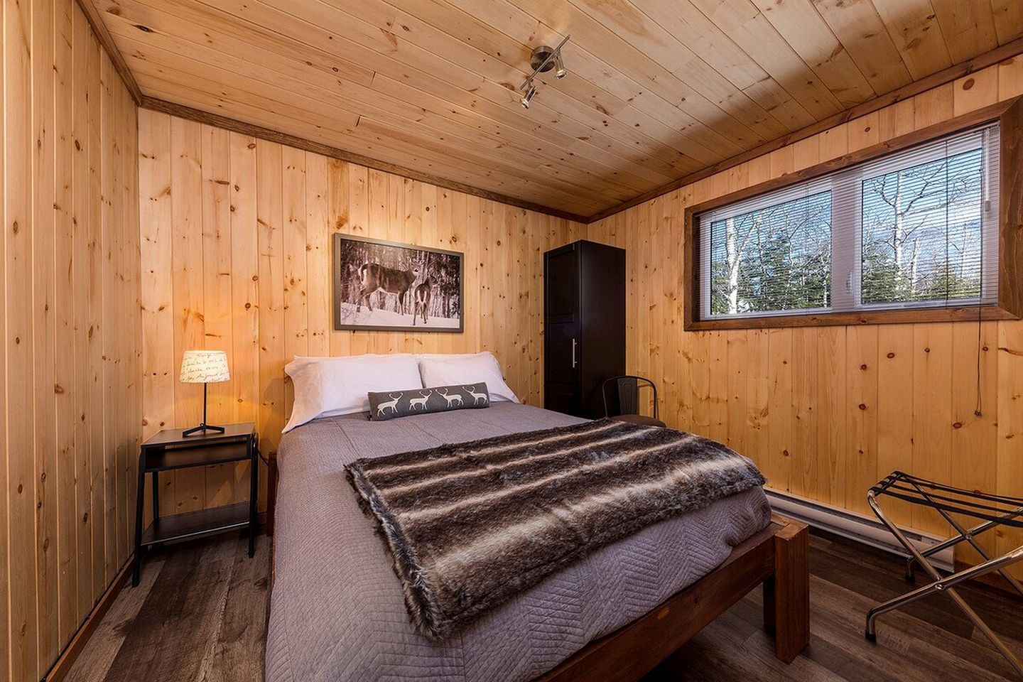 Stylish Pet-Friendly Vacation Cabin with Fire Pit and Hot Tub near Baie-St-Paul, Quebec