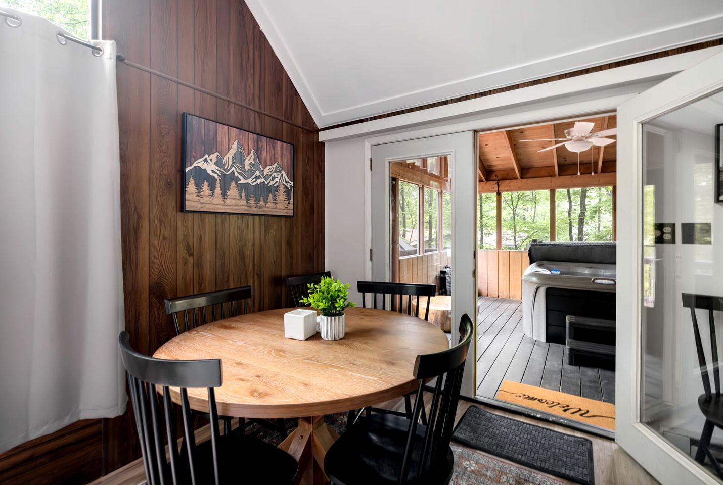 Cute Secluded Cabin with Fire Pit in Hedgesville, West Virginia