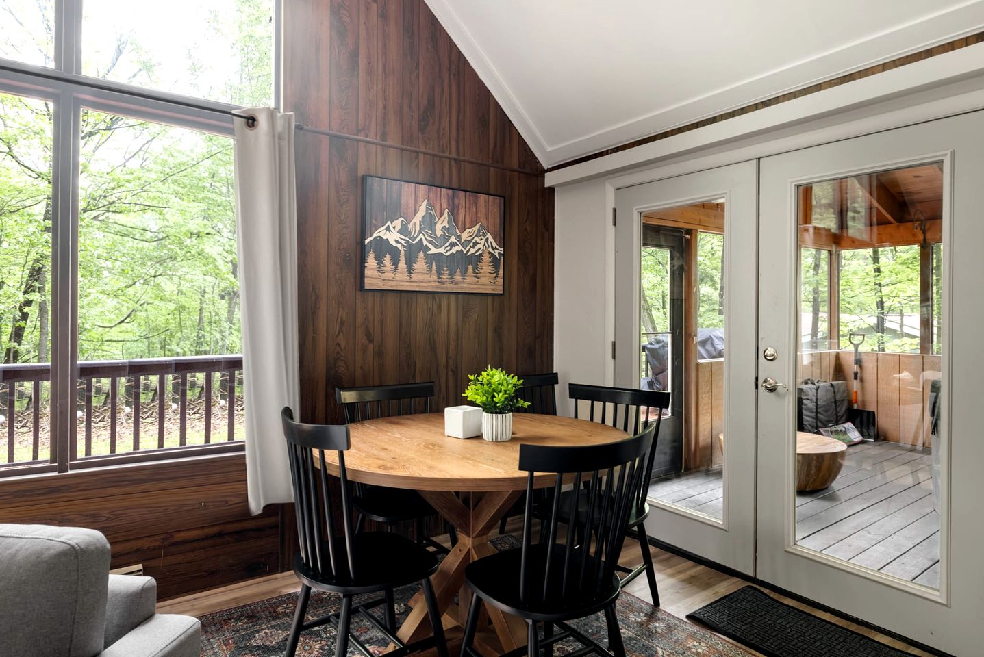 Cute Secluded Cabin with Fire Pit in Hedgesville, West Virginia
