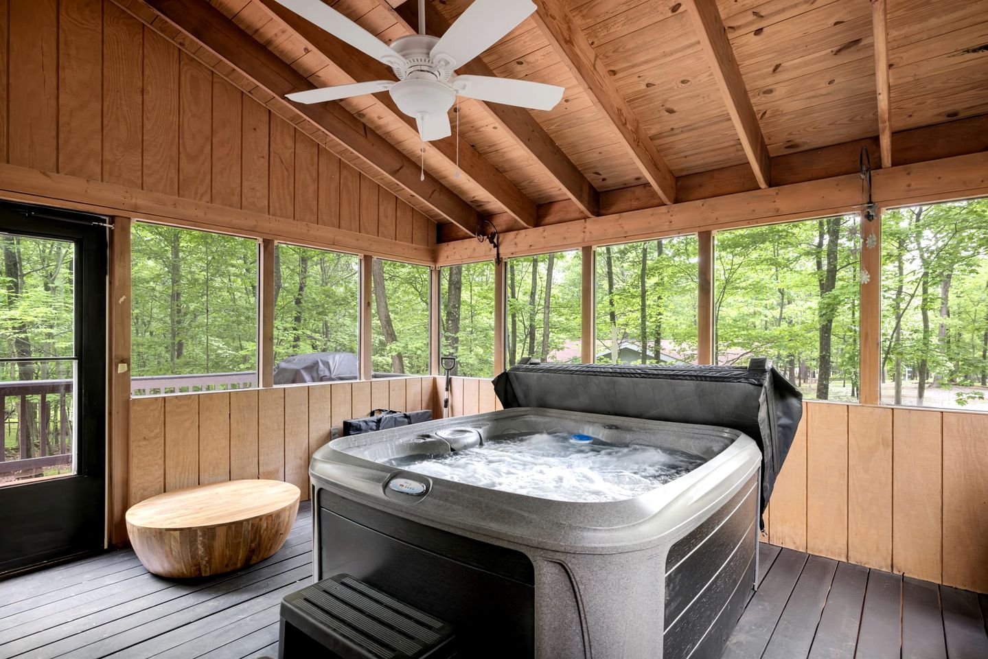 Cute Secluded Cabin with Fire Pit in Hedgesville, West Virginia