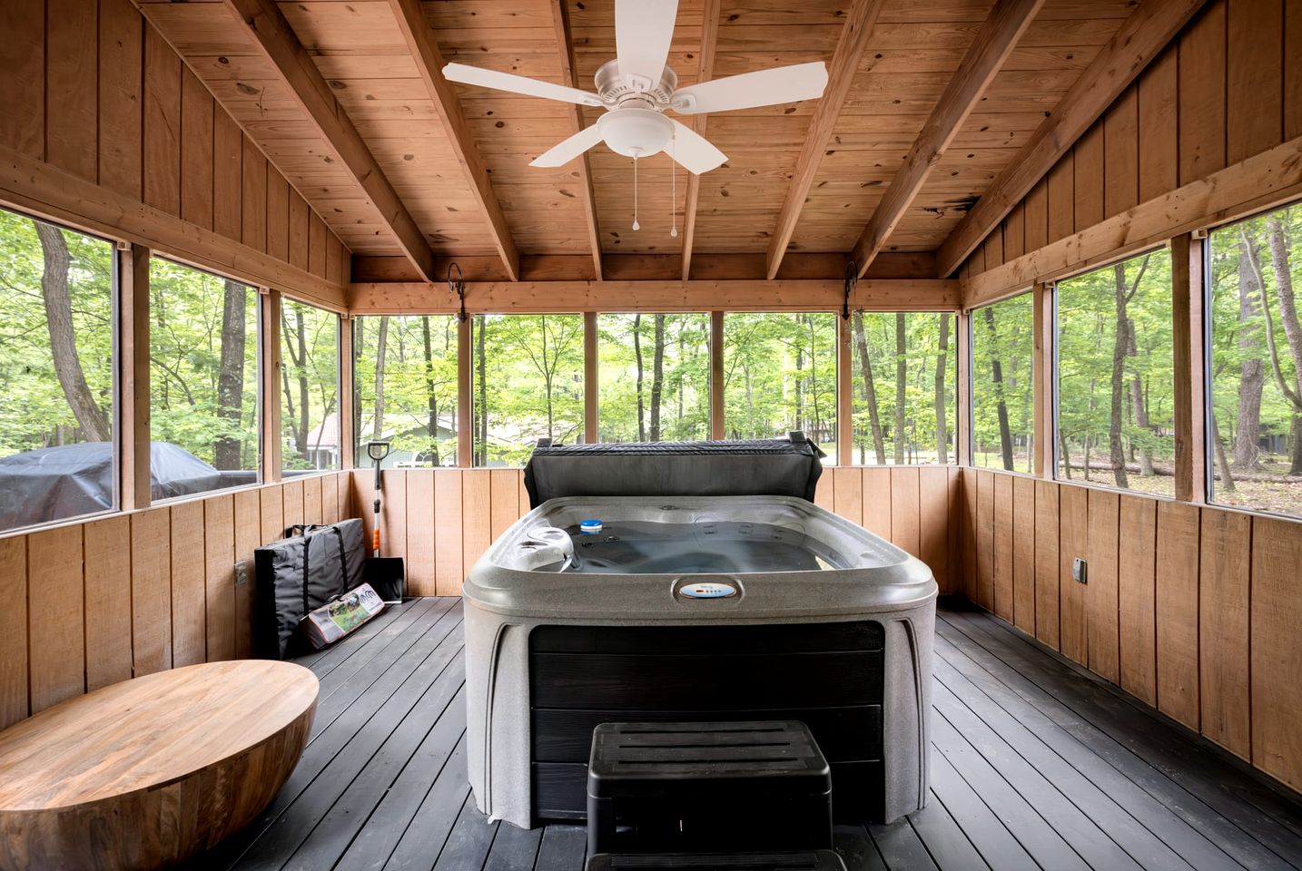 Cute Secluded Cabin with Fire Pit in Hedgesville, West Virginia