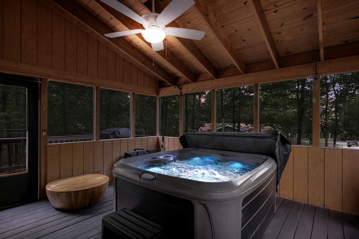Cute Secluded Cabin with Fire Pit in Hedgesville, West Virginia