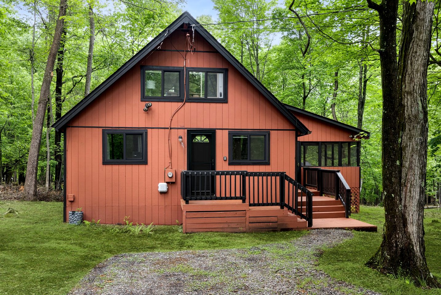 Cute Secluded Cabin with Fire Pit in Hedgesville, West Virginia