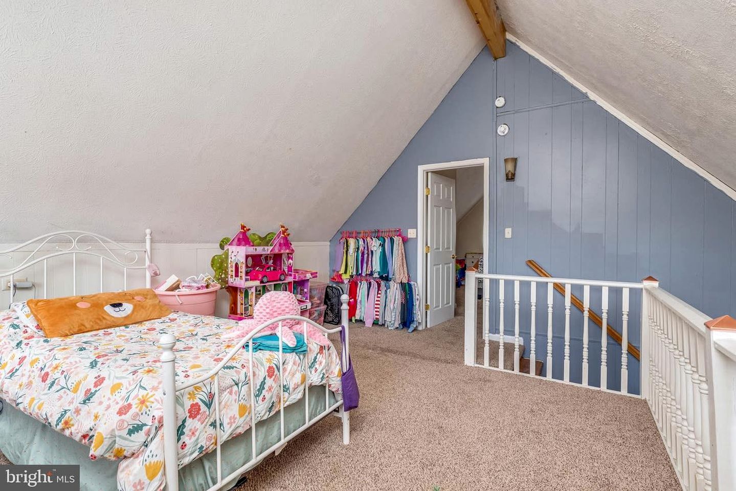 Lofted Quaint Cabin with BBQ and Mountain Views in West Virginia