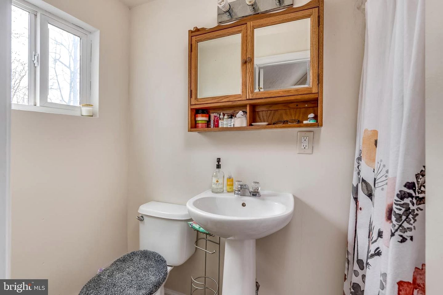 Lofted Quaint Cabin with BBQ and Mountain Views in West Virginia