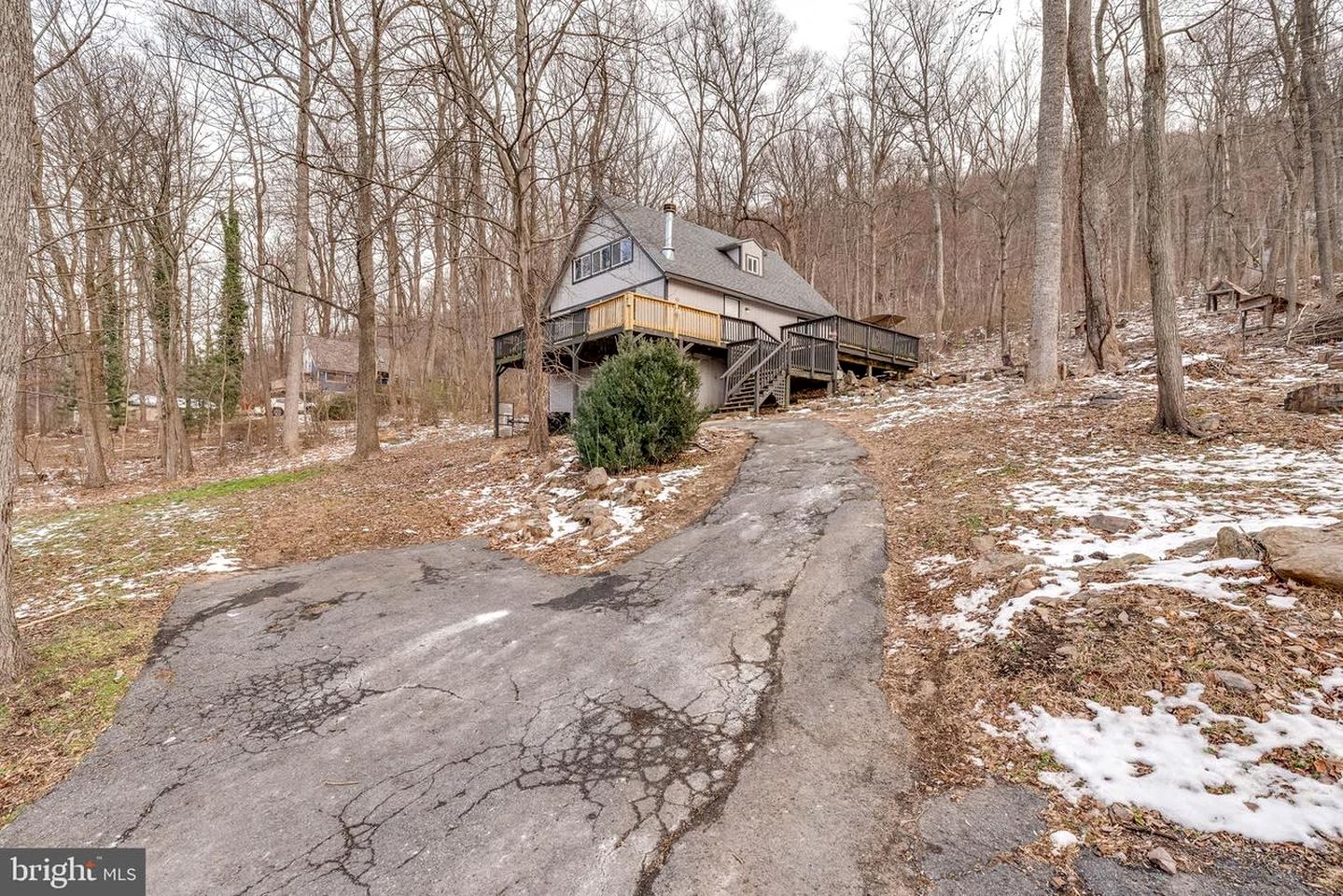 Lofted Quaint Cabin with BBQ and Mountain Views in West Virginia