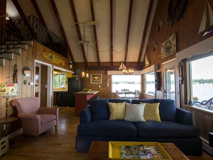 Cabins (Sturgeon Bay, Wisconsin, United States)