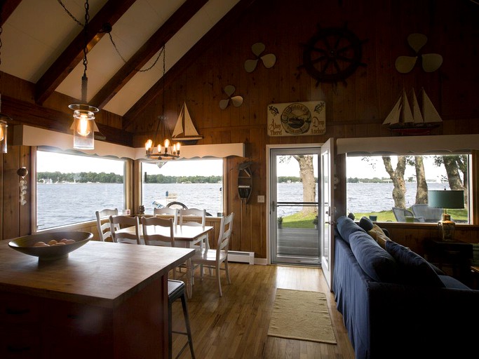 Cabins (Sturgeon Bay, Wisconsin, United States)