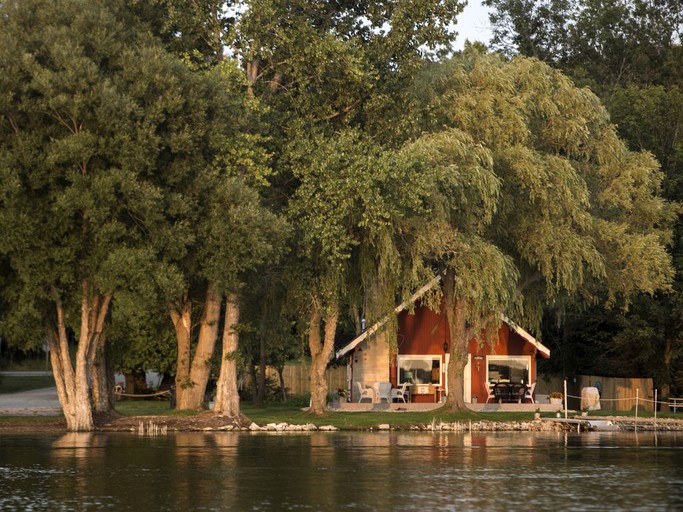 Cabins (Sturgeon Bay, Wisconsin, United States)