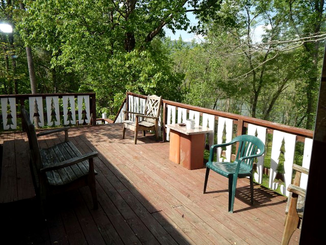 Secluded Cabin Rental for a Large Group Getaway on the Shenandoah River near Luray, Virginia