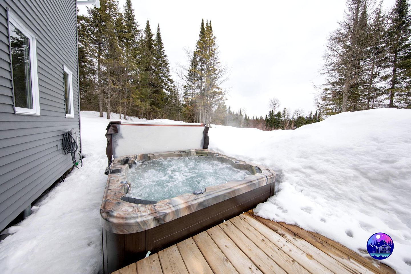 Stunning Pet-Friendly Cabin with Picnic Space, Hot-Tub and Foosball Table in Sainte Lucie des Laurentides, Quebec