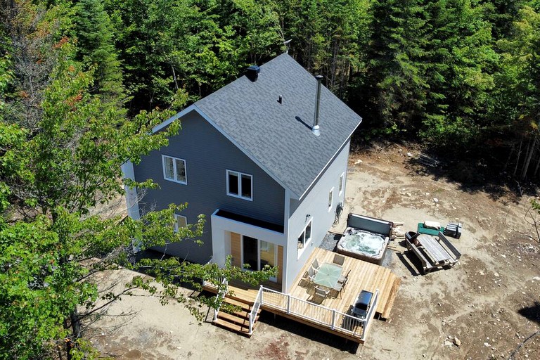 Stunning Pet-Friendly Cabin with Picnic Space, Hot-Tub and Foosball Table in Sainte Lucie des Laurentides, Quebec
