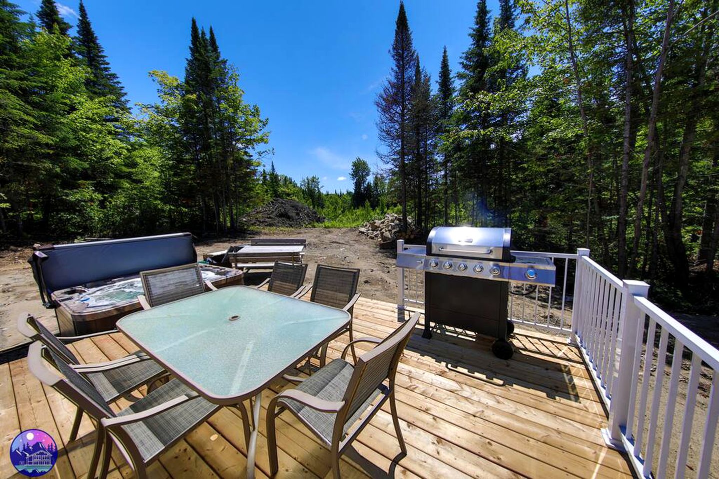 Stunning Pet-Friendly Cabin with Picnic Space, Hot-Tub and Foosball Table in Sainte Lucie des Laurentides, Quebec