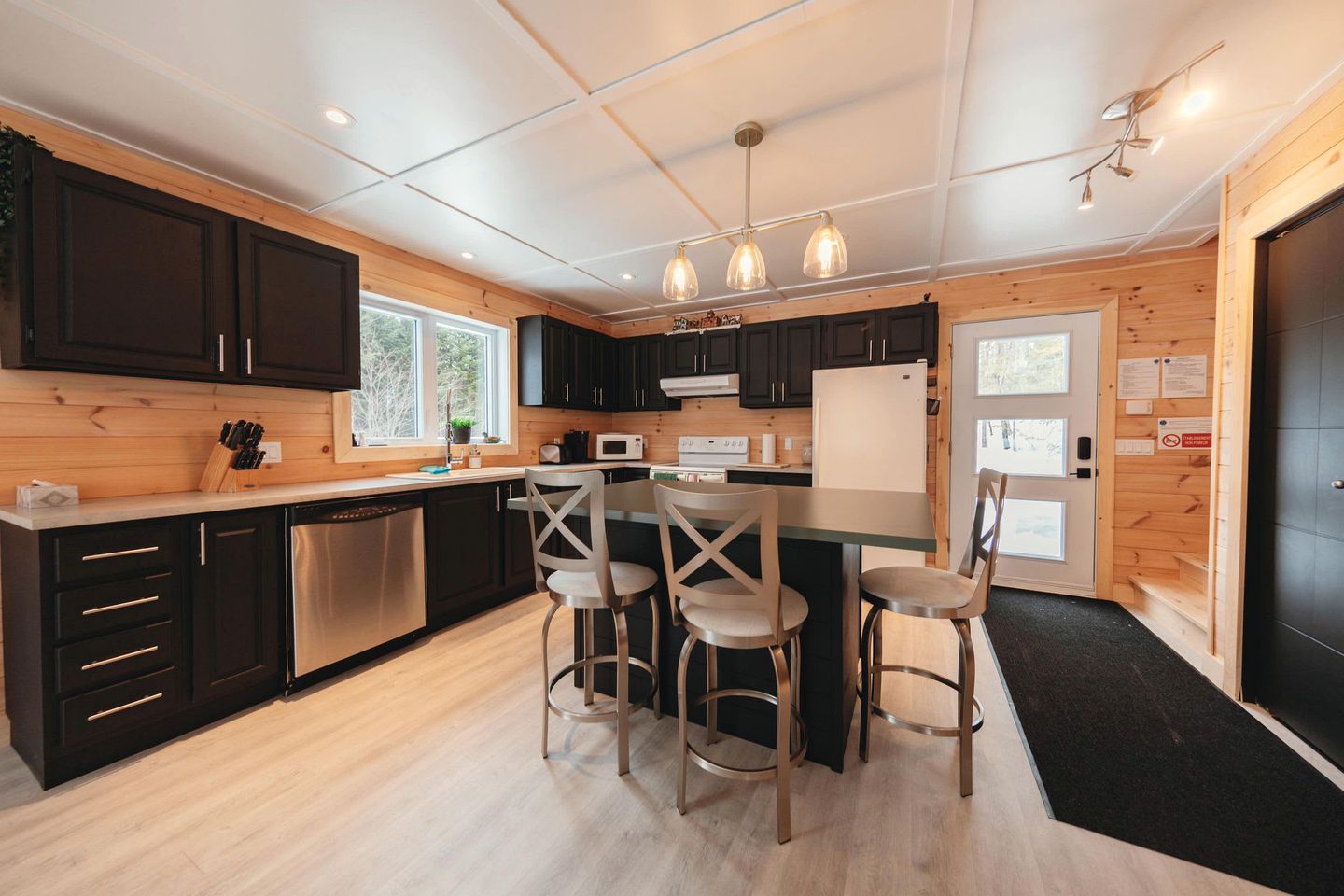 Stunning Pet-Friendly Cabin with Picnic Space, Hot-Tub and Foosball Table in Sainte Lucie des Laurentides, Quebec