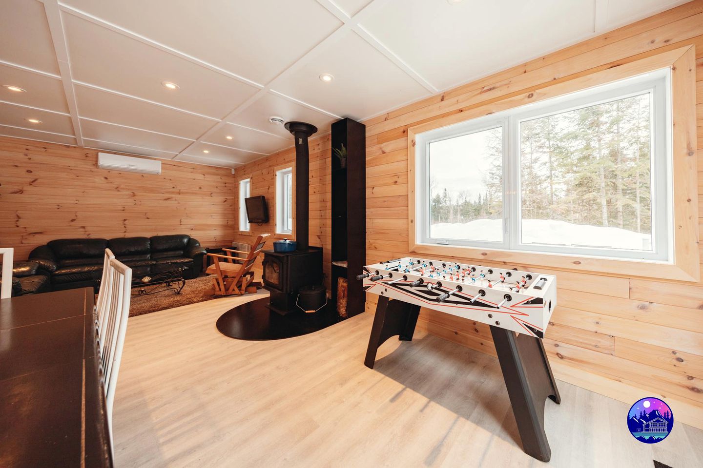 Stunning Pet-Friendly Cabin with Picnic Space, Hot-Tub and Foosball Table in Sainte Lucie des Laurentides, Quebec