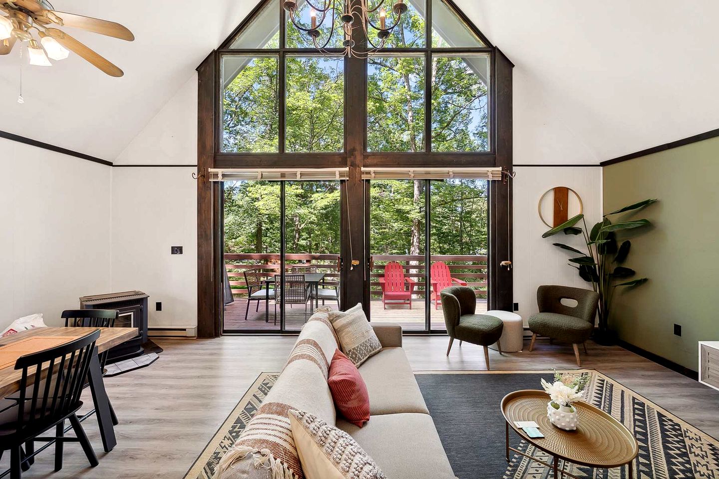 Breathtaking A-frame with Hot-tub in Luray, Virginia
